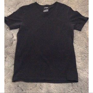 Black v-neck tee